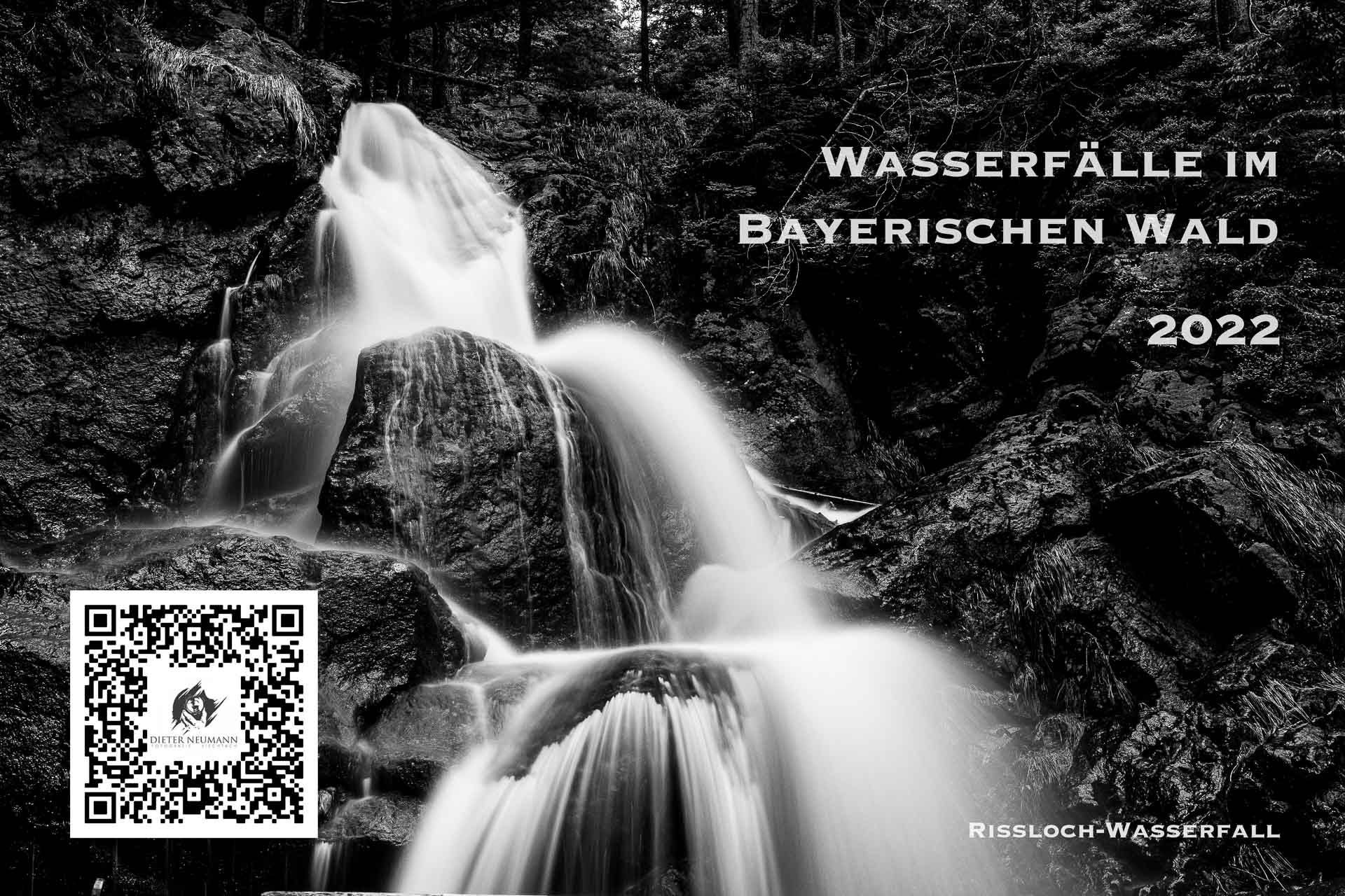 Kalenderdeckblatt Wasserfälle im Bayerischen Wald 2022 in schwarz-weiß mit QR-Code unten links. Titelbild Rissloch-Wasserfälle 