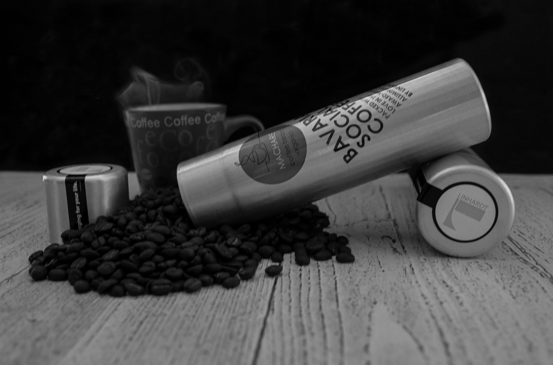 Kaffeedose LINHARDT mit Kaffeebohnen und dampfender Tasse in sw