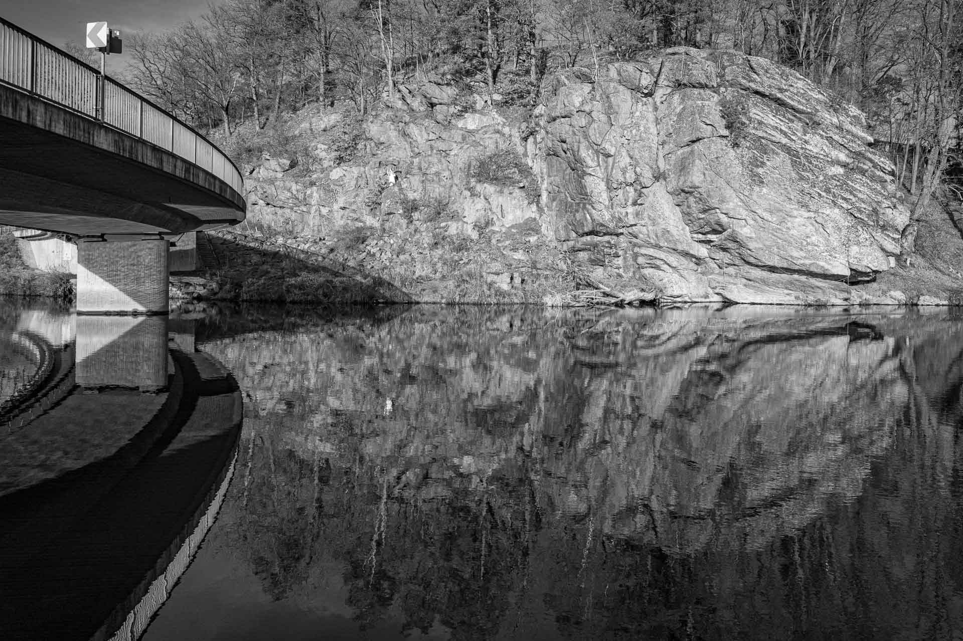 Kletterfelsen direkt über dem Fluß Schwarzer Regen an der Rugenmühlbrücke