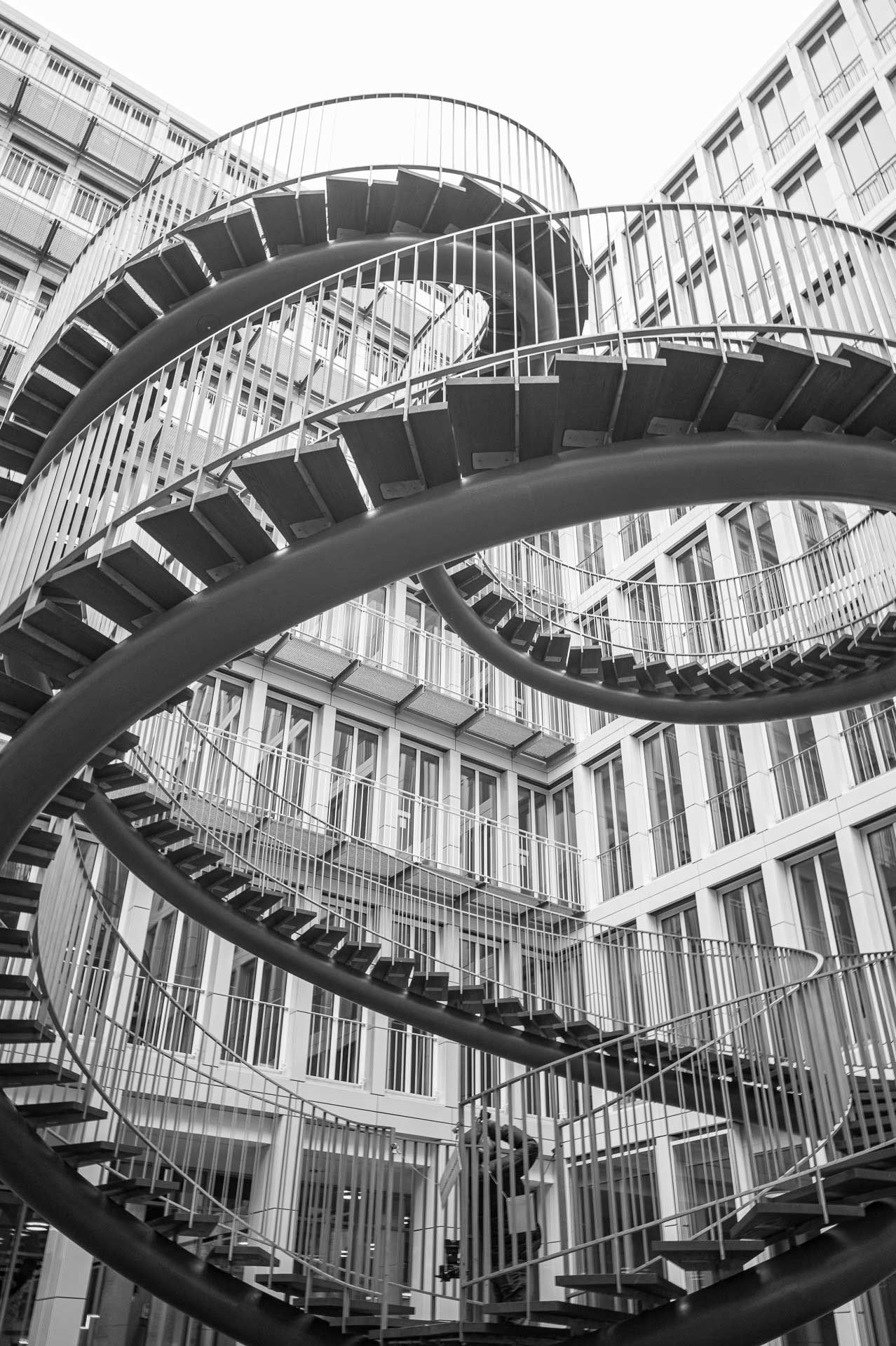 die unendliche Treppe im Hochformat, dahinter ein Fotograf