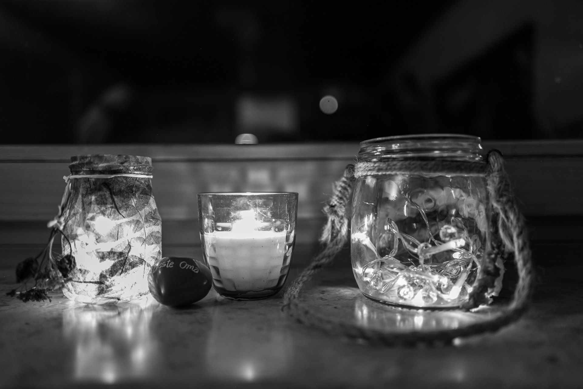 drei beleuchtete Gläser, zwei mit LED und das mittlere mit Kerze mit Herzstein "beste Oma"